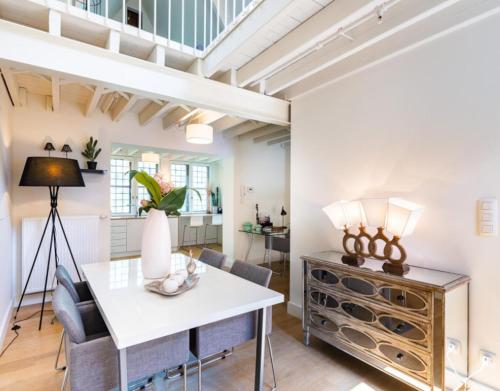 Antwerp old town triplex apartment, Антверпен