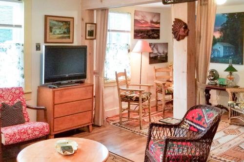 Rustic-Chic Cottage with Yard and Grill - Near Hiking! in Northfield, USA