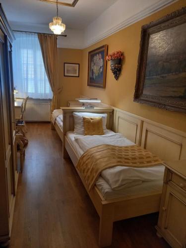 Twin Room image 4