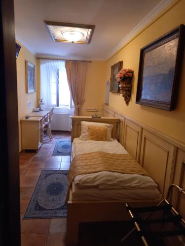 Twin Room image 3