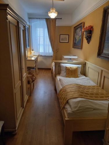 Twin Room image 2