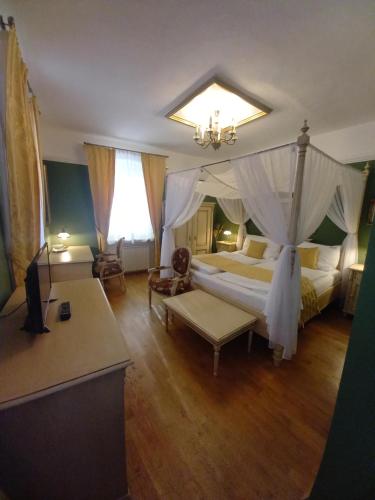 Economy Double Room image 6