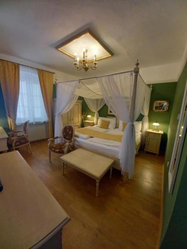 Economy Double Room image 5