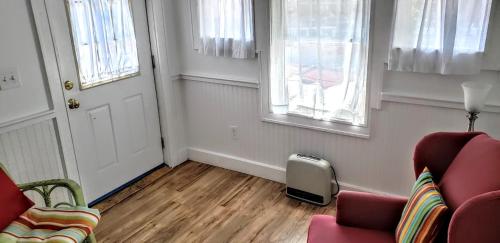 13 Caretakers Studio Apartment 1-3 People - 5 Min Walk to Harbor FREE BIKES KIEYAKS WIFI FIREWOOD This Cottage - image 4
