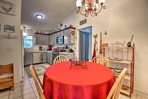 Family Home with Shared Pool Less Than 7 Mi to Wekiva Island - image 9