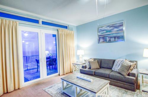 Large 3 Bd Penthouse 2020 In Laketown Great Views and Amenities! - image 2