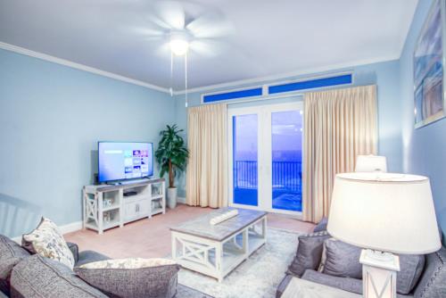 Large 3 Bd Penthouse 2020 In Laketown Great Views and Amenities! - image 3