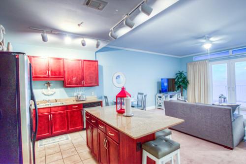 Large 3 Bd Penthouse 2020 In Laketown Great Views and Amenities! - image 4