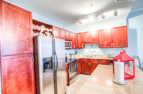 Large 3 Bd Penthouse 2020 In Laketown Great Views and Amenities! - image 5