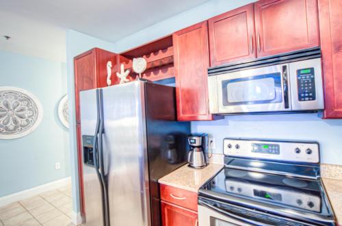 Large 3 Bd Penthouse 2020 In Laketown Great Views and Amenities! - image 6
