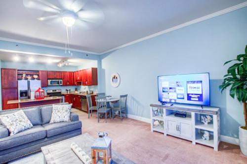 Large 3 Bd Penthouse 2020 In Laketown Great Views and Amenities! - image 8