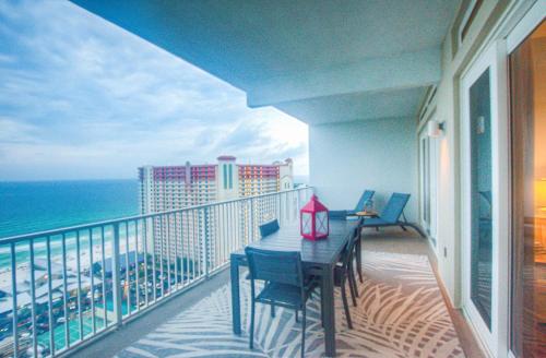 Large 3 Bd Penthouse 2020 In Laketown Great Views and Amenities! - image 9