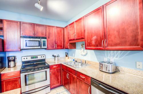 Large 3 Bd Penthouse 2020 In Laketown Great Views and Amenities! - image 11