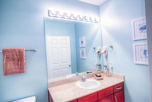 Large 3 Bd Penthouse 2020 In Laketown Great Views and Amenities! - image 12
