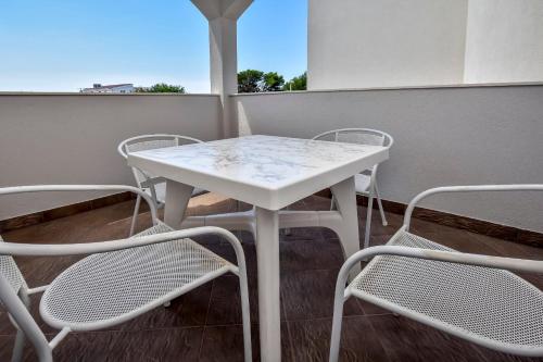 One-Bedroom Apartment image 8