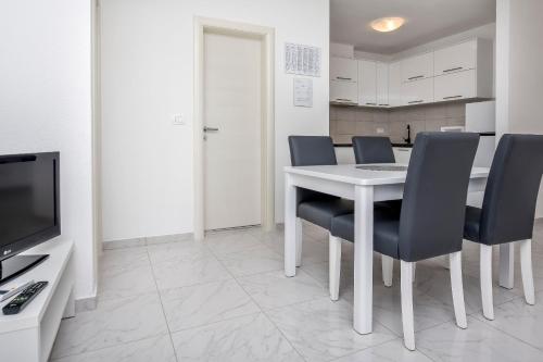 Two-Bedroom Apartment with Sea View image 6