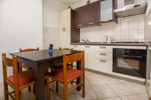 One-Bedroom Apartment image 7