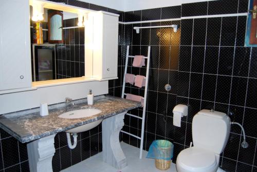 Bathroom, 5 bedrooms villa at Limnos 250 m away from the beach with sea view enclosed garden and wifi in Limnos