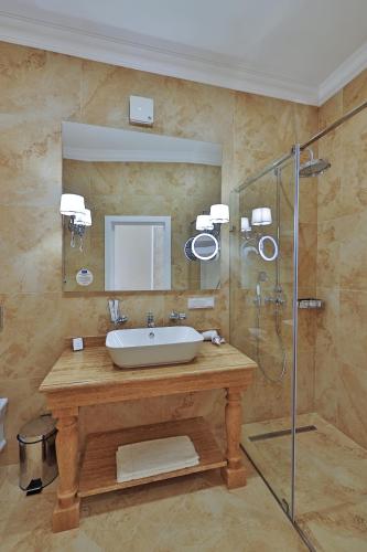 Dynasty Hotel - image 14