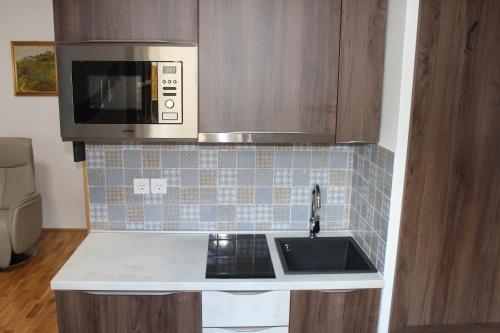 廚房, Sleeping in Village in 多布爾娜