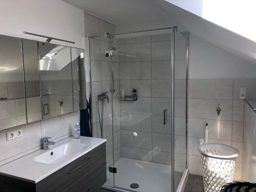 浴室, Ferienwohnungen Hof Heinzmann in 恩斯廷根