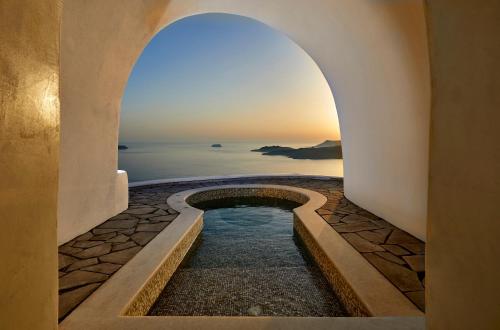 Petit Palace Suites Room Type - Deluxe Suite with outdoor cave heated jacuzzi and Caldera View