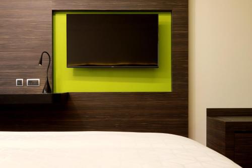 304139611 Holiday Inn Express Mexico Aeropuerto by IHG
