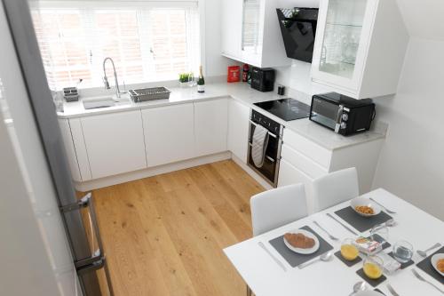 Modern 4BR Cottage in Windsor, Near Marina and Thames, Виндзор (фото 5)