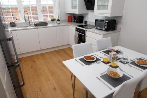 Modern 4BR Cottage in Windsor, Near Marina and Thames, Виндзор (фото 8)