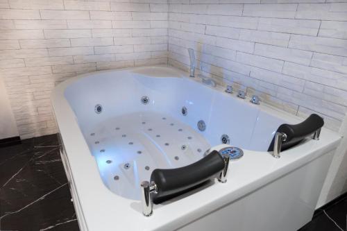 Deluxe Suite with Spa Bath image 3