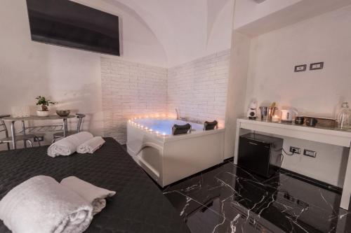 Deluxe Suite with Spa Bath image 9