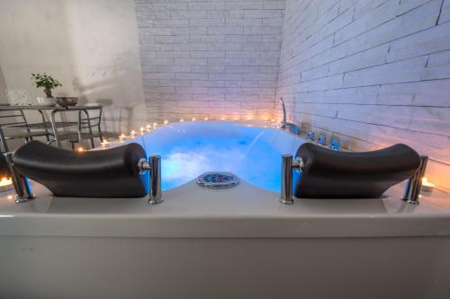 Deluxe Suite with Spa Bath image 4