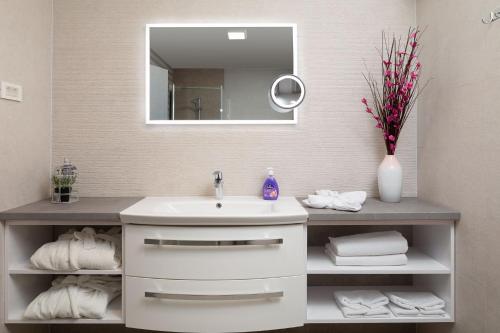 Deluxe Double Room with Balcony image 8