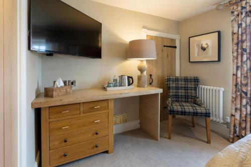 The Fox and Hounds Country Inn - image 2