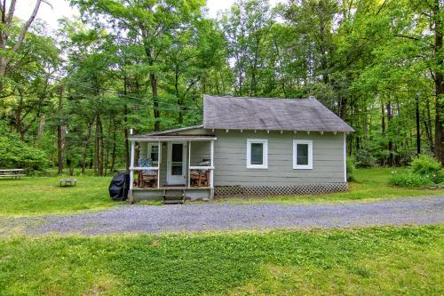 Camelback cottage - on ONE ACRE & near local attractions in Tannersville, USA