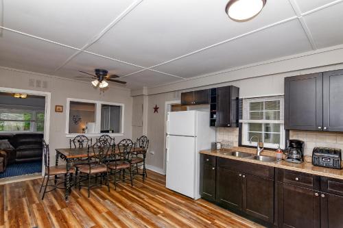 廚房, Camelback cottage - on ONE ACRE & near local attractions in 坦納斯維爾