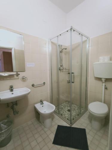 Standard Triple Room image 7