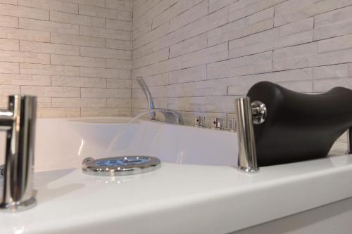 Deluxe Suite with Spa Bath image 5