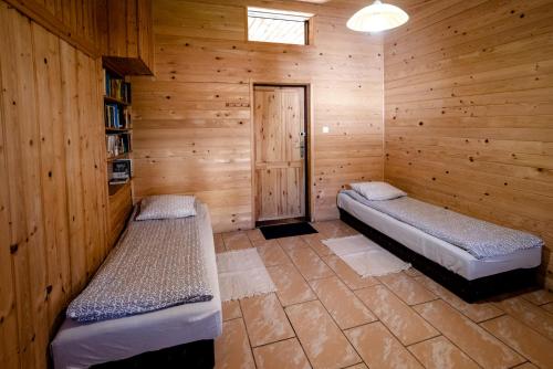 4 twin beds