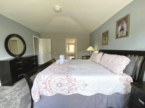 Beautiful Large Pool Area 6 Bedroom Home! home - image 3
