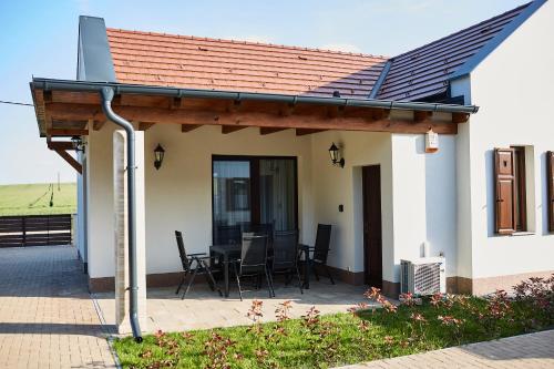 Rózsabarack Vendégházak (Rozsabarack Vendeghazak) in โซพรอน