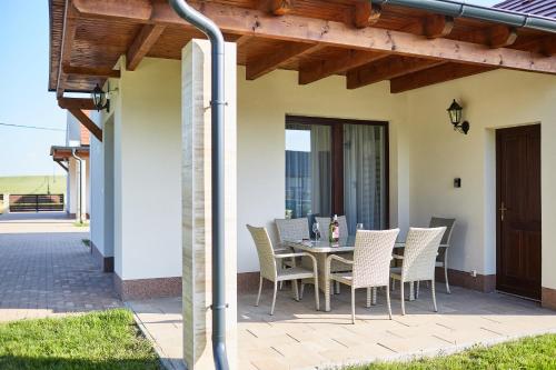 Rózsabarack Vendégházak (Rozsabarack Vendeghazak) in โซพรอน