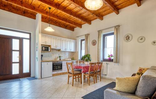 Rózsabarack Vendégházak (Rozsabarack Vendeghazak) in โซพรอน