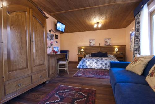 1 queen bed, 2 twin beds