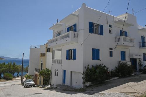 Sunny house in Agkali Bay