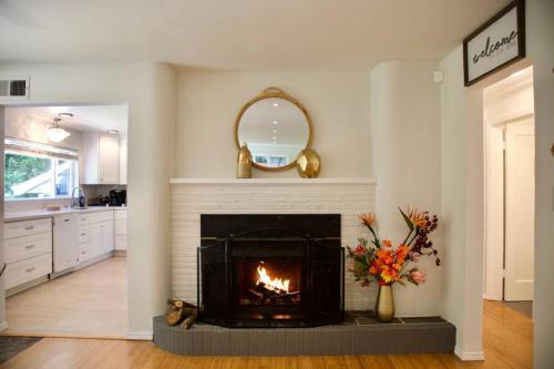 Private Seattle Getaway Home Near Lake Washington! secondary