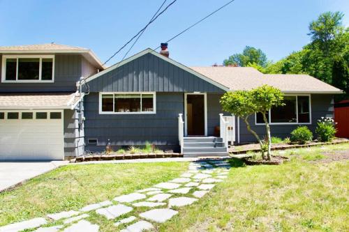Private Seattle Getaway Home Near Lake Washington! thumb 4