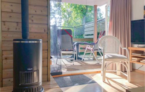  Beautiful Home In Tzummarum With 2 Bedrooms And Outdoor Swimming Pool in Tzummarum