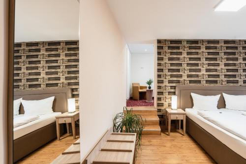 2 twin beds, 1 sofa bed