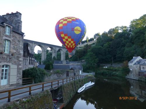 Le Logis de la Cour de Bretagne au Port de Dinan Lanvallay